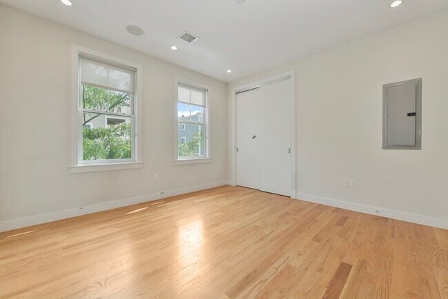 Building Photo - 283 C St