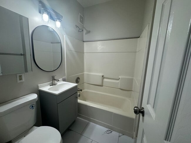 Building Photo - Centrally located 4 bedroom 1 bath