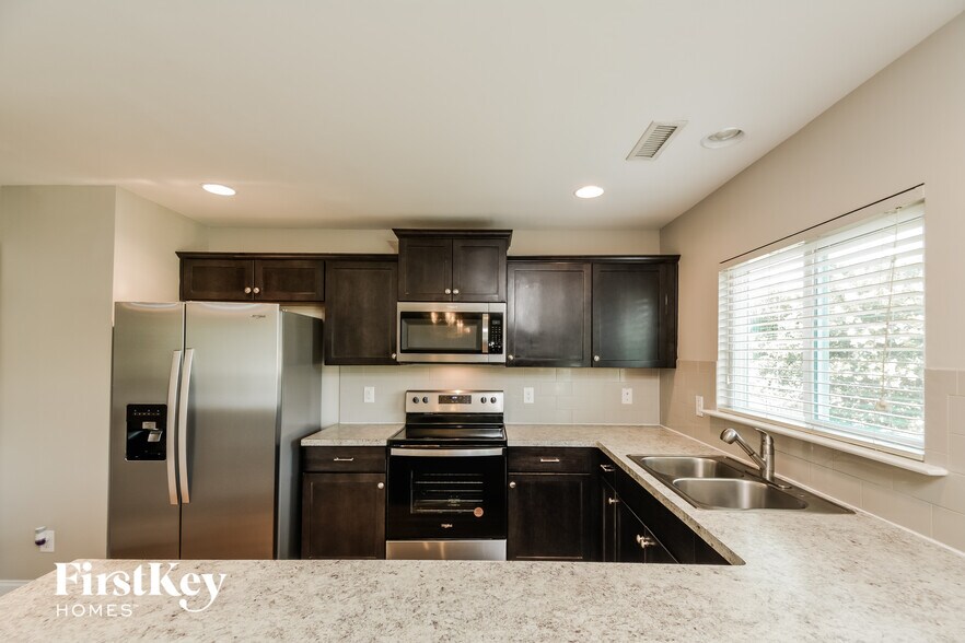 Building Photo - 239 Plymouth Dr