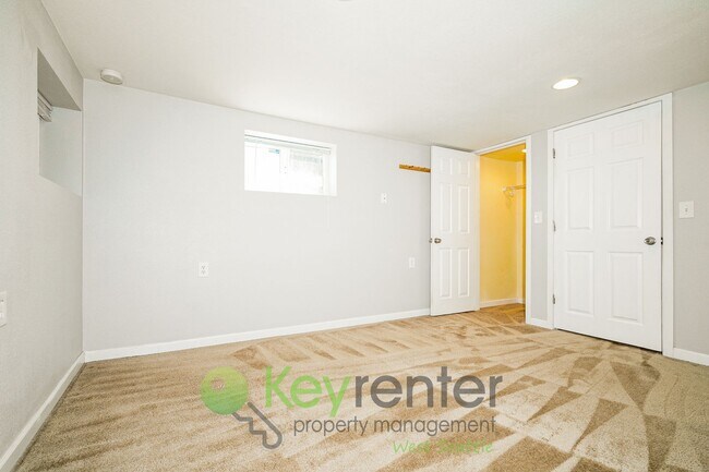 Building Photo - Bright, Versatile 4-Bedroom with Bonus Roo...