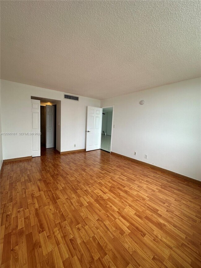 Building Photo - 6770 Indian Creek Dr