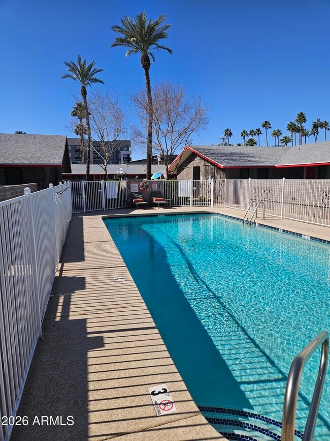 Building Photo - 324 W Pasadena Ave