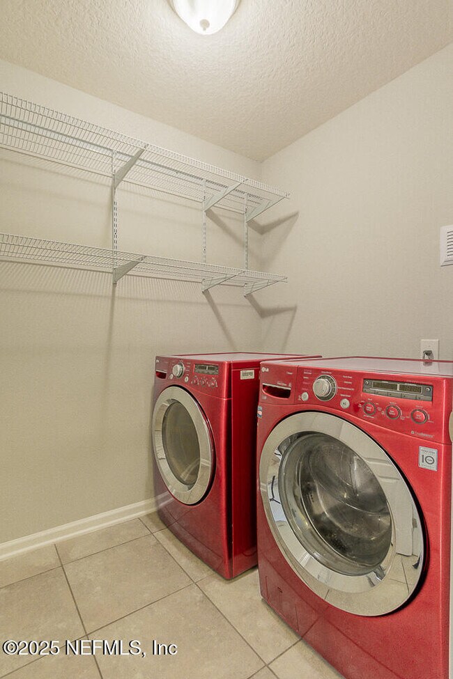 Building Photo - 95241 Tanglewood Dr