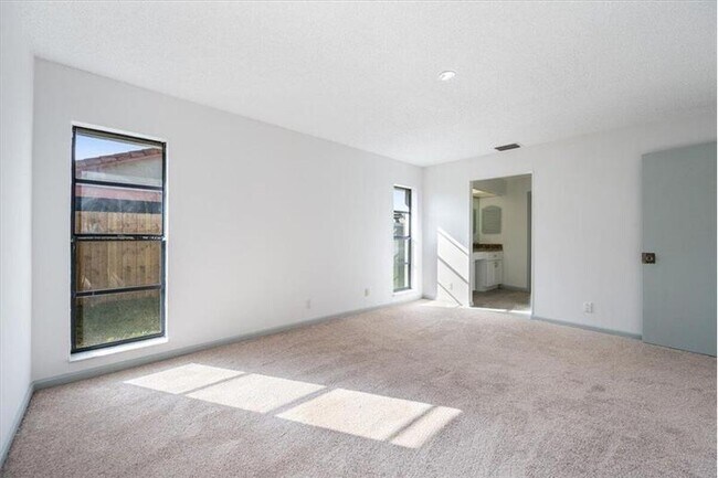 Building Photo - 2216 Amesbury Ct