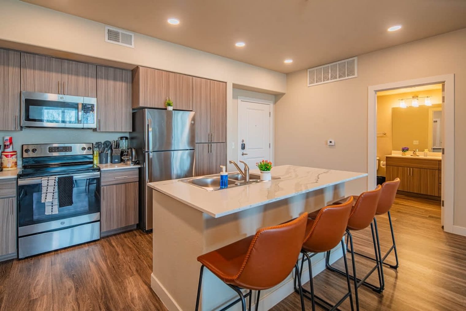 Building Photo - 2044 S Willow Creek Apartment