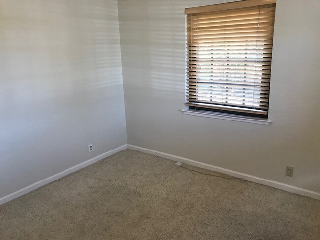 Building Photo - Indoor/outdoor living, spacious 4/2 on a quiet street in Mills Estates