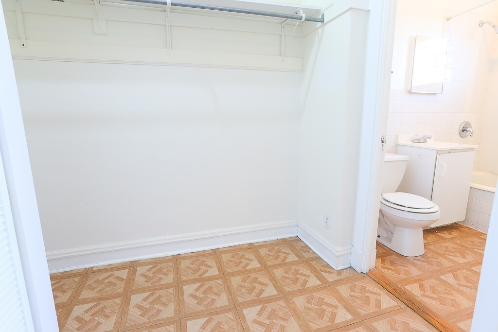 Building Photo - 2222 W Wilson Ave