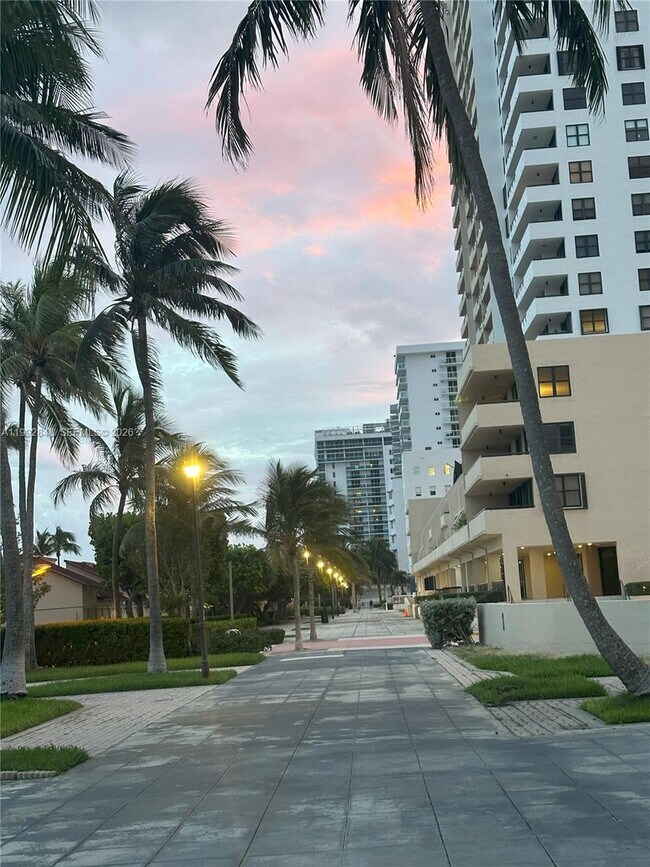 Building Photo - 2655 Collins Ave