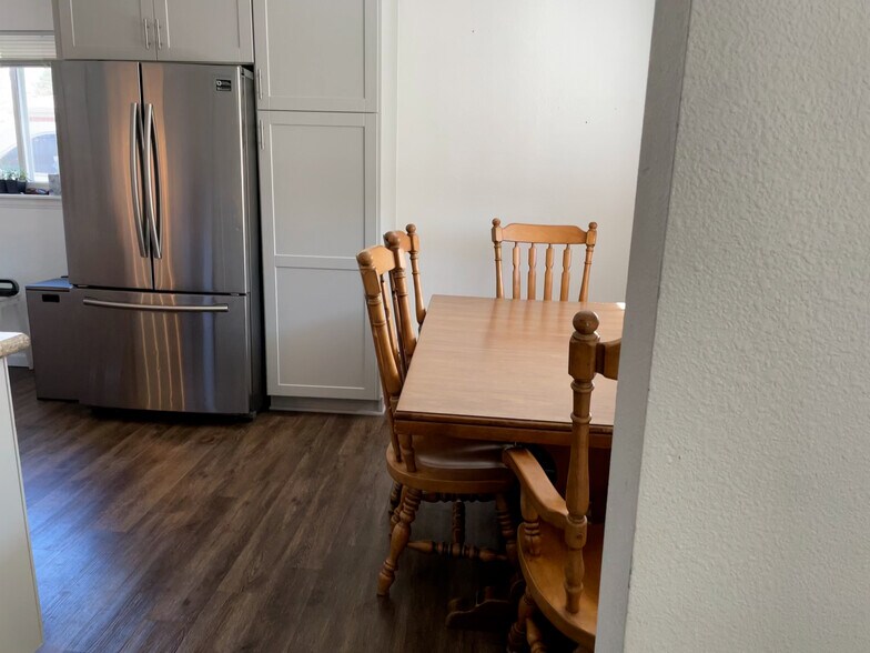 Dining Area - 9291 High St