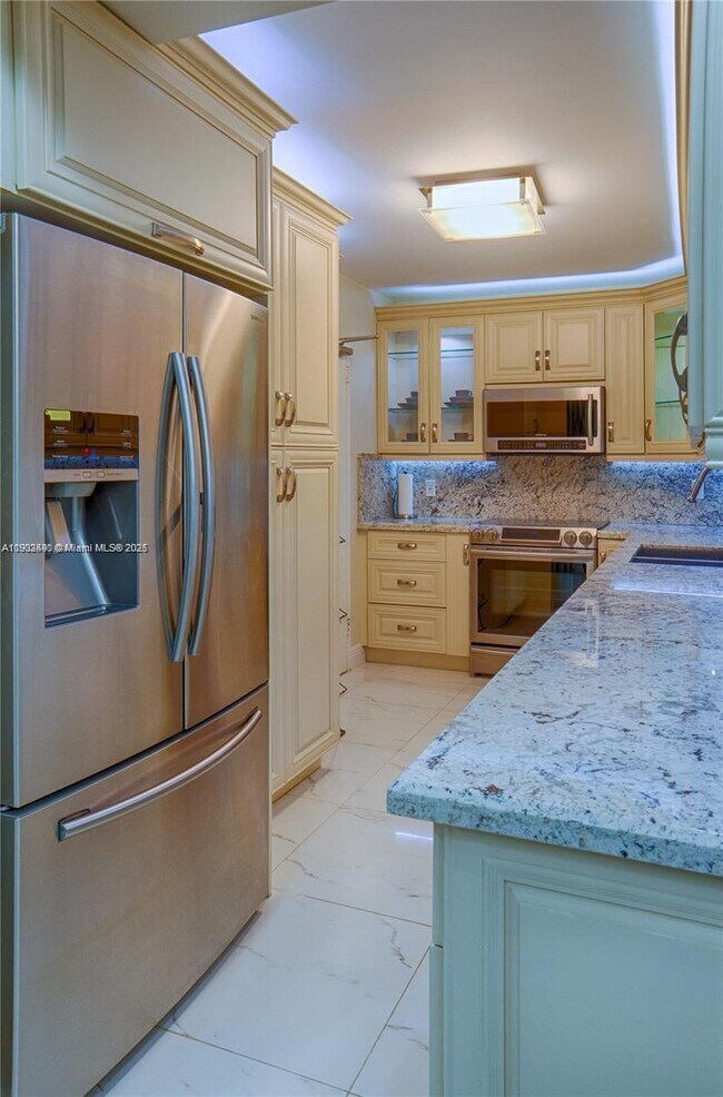 Building Photo - 10185 Collins Ave