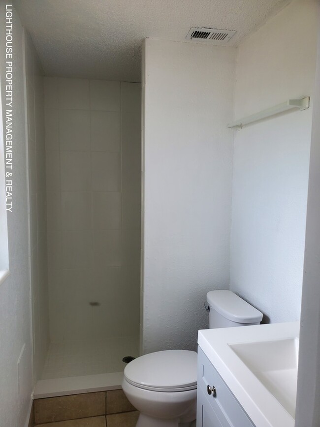Building Photo - Charming 4 Bed/2 Bath Home!