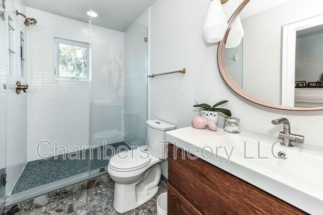 Building Photo - 509 E Luray Ave