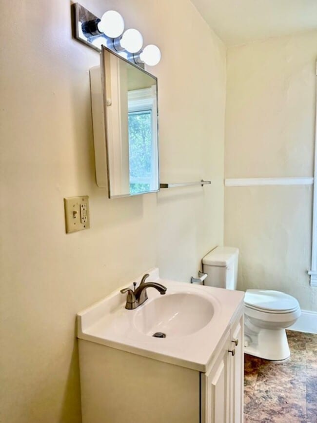 Building Photo - 4 Bedroom Townhome