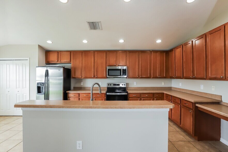 Building Photo - 6915 Runner Oak Dr
