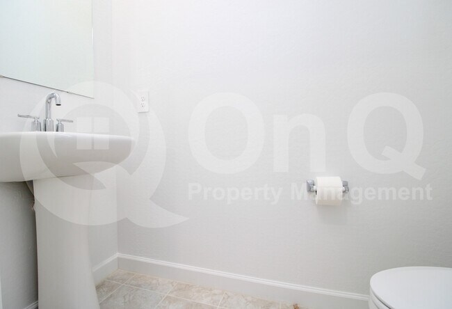 Building Photo - 2079 W Sable Ave