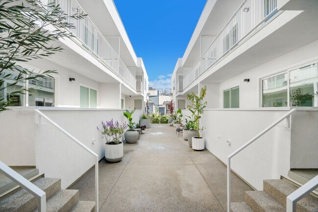 Building Photo - 1422 Tamarind Ave