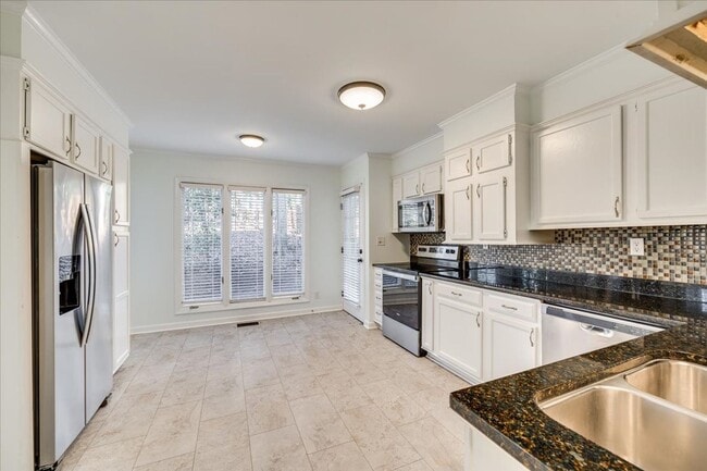 Building Photo - River Hills: 3 BR with 2 Full & 2 Half Baths