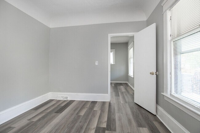 Building Photo - 3910 Carlyle Ave