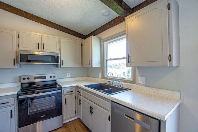 Building Photo - 3 Bedroom / 1.5 Bath with Fenced Backyard ...