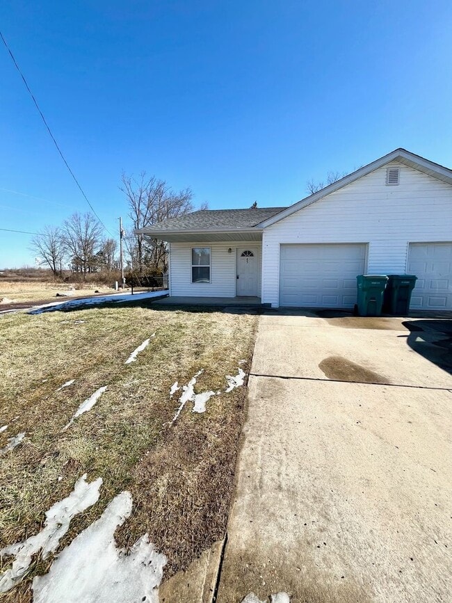 Building Photo - 2 Bed | 1.5 Bath | Duplex