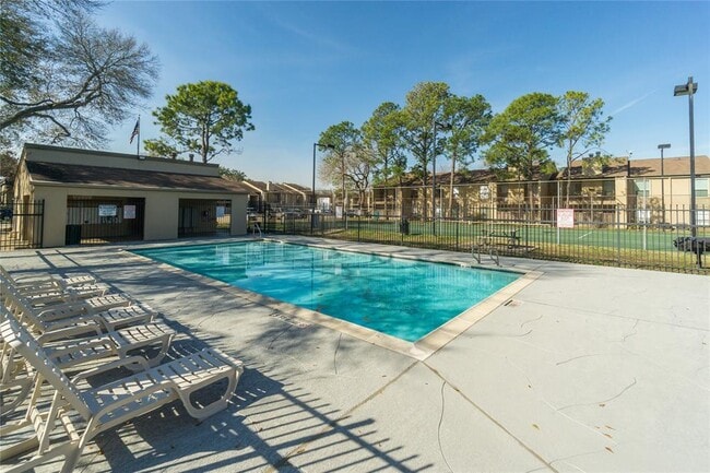 Building Photo - 3300 Pebblebrook Dr