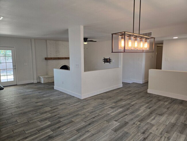 Building Photo - Coming Soon! ?Beautiful 4 bed, 2 bath Home, NO HOA! (Available 05/15/26)