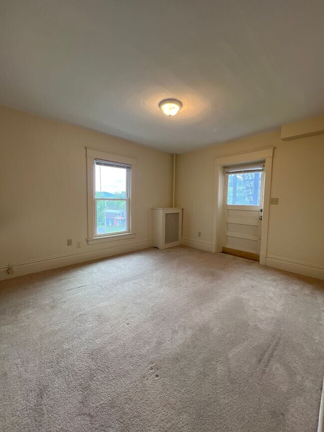 Building Photo - Two Bedroom apartment near engineering and...