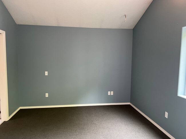 Building Photo - 2 Bed, 2 1/2 Bath townhome close to the Ri...
