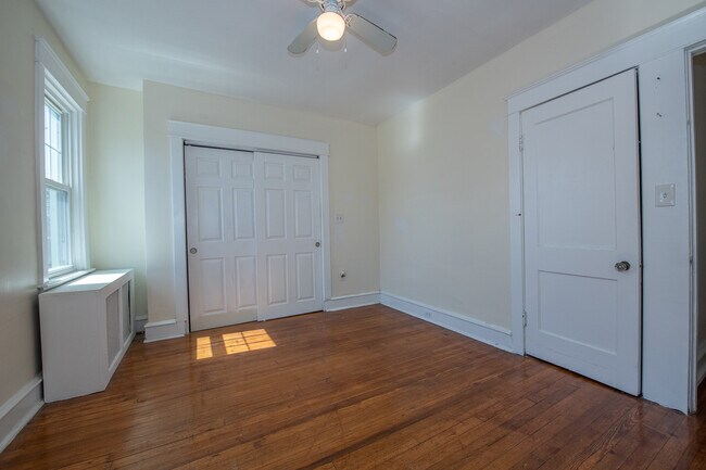 Building Photo - 505 E 19th St