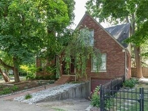 Building Photo - Lovely Forest Hills Home