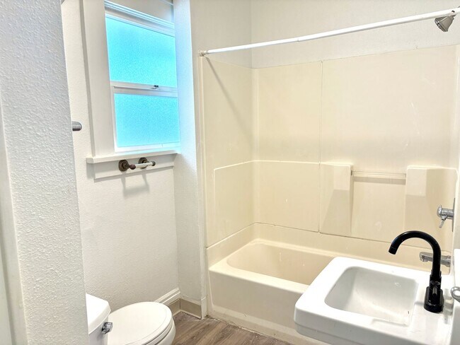 Building Photo - KLEEK03