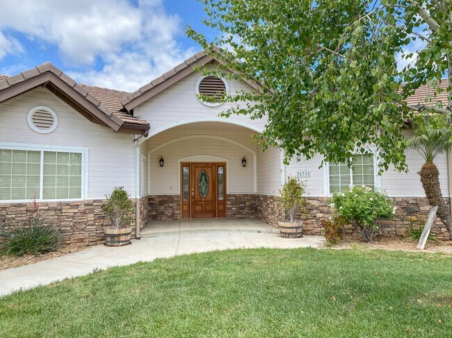 Building Photo - 36312 Travis Ct