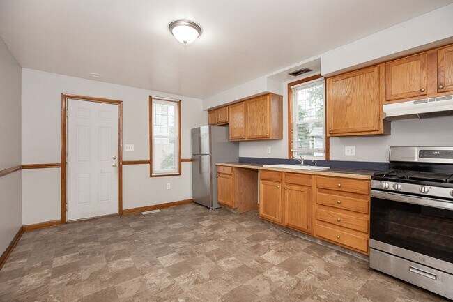 Building Photo - 3262 W 122nd St