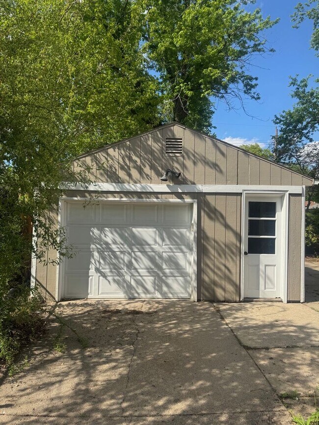 Building Photo - 830 Judson St