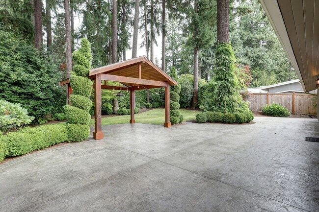 Building Photo - Welcome Home to Your Beautiful Oasis in En...