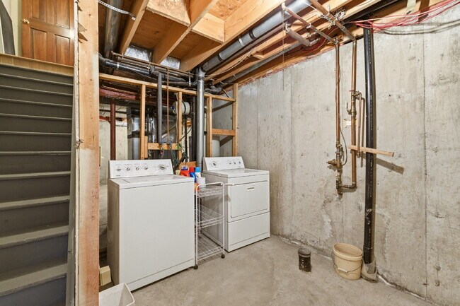 Building Photo - Single-Family Home in Near-Perfect Condition | 931 square foot 3-Car Garage!! | Covered Patio | L...