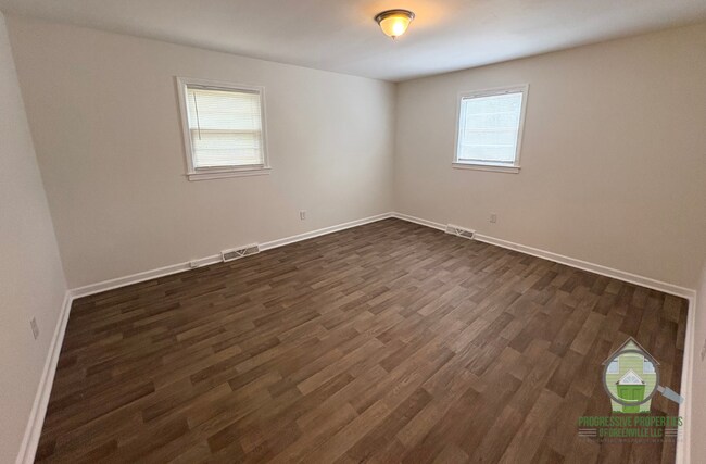 Building Photo - 203 Daisy Dr