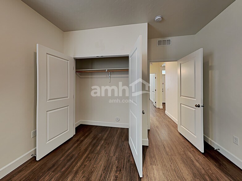 Building Photo - 280 E Sicily Dr