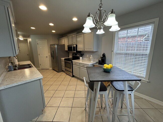 Building Photo - 4800 SW Golden Eagle Ave