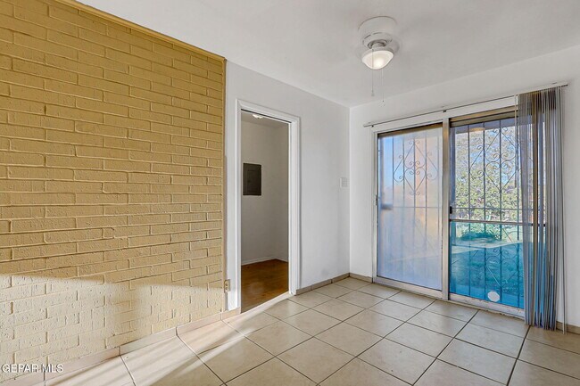 Building Photo - 10068 Oakwood Dr