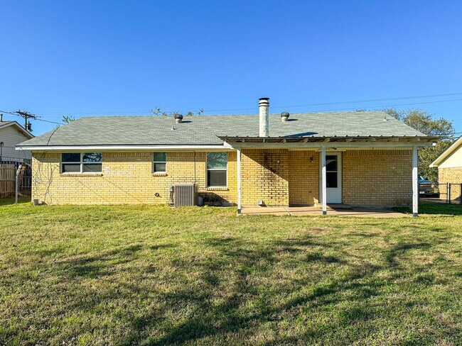 Building Photo - 3 Bedroom House in Hewitt - Midway ISD