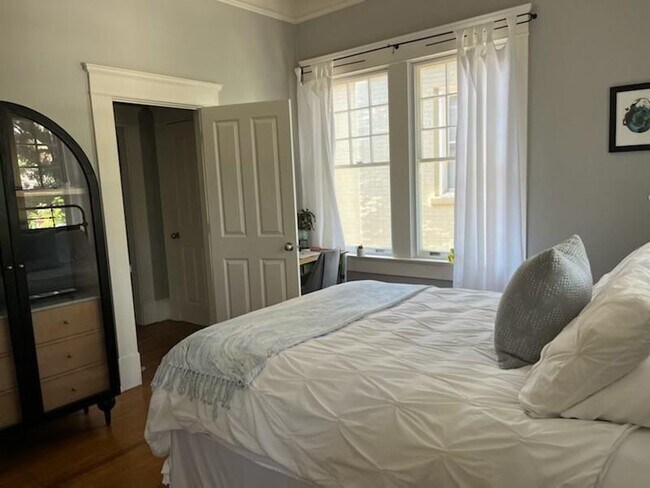 Building Photo - 1229 Euclid Ave NE