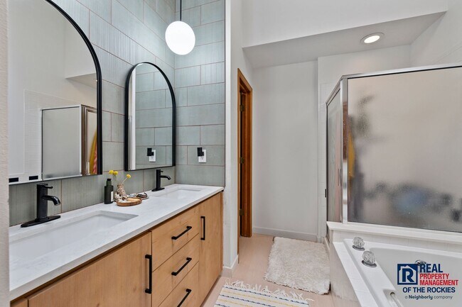 Building Photo - Beautiful Updated 5 Bed 3.5 Bath House in ...