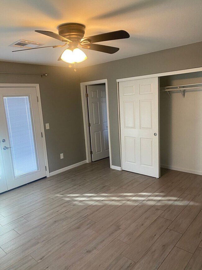 Building Photo - Remodeled 3/2 SFH Glendale, built in 2016