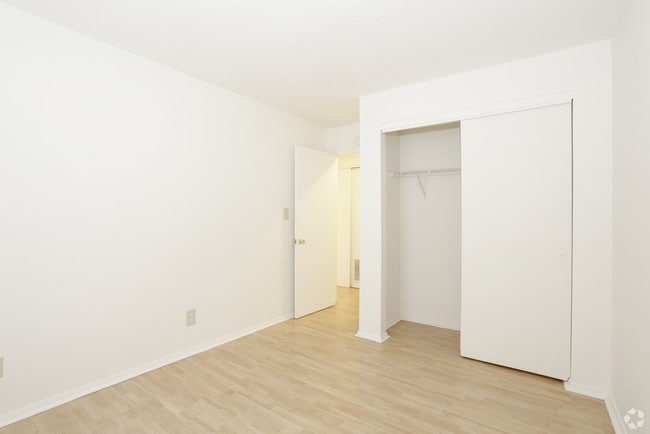 Building Photo - 908 N Broadway Ave