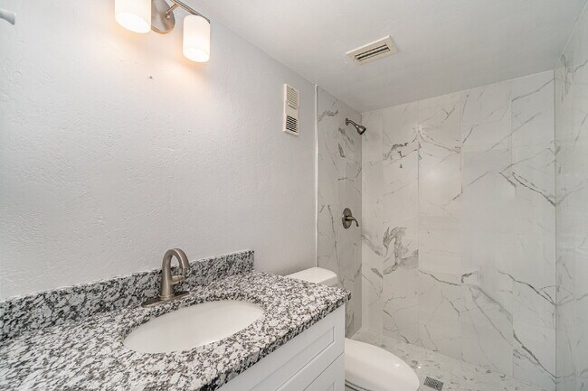 Building Photo - Move-In Ready 55+ Condo | 2BR/2BA | Granite Kitchen | Cape Coral