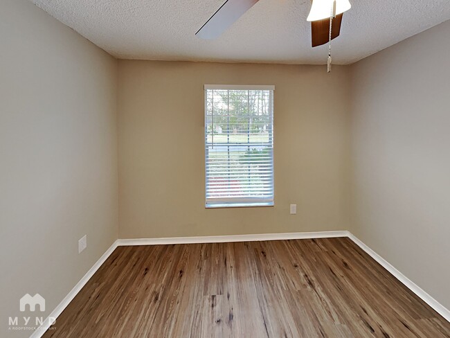Building Photo - 2716 Pinewood Blvd N
