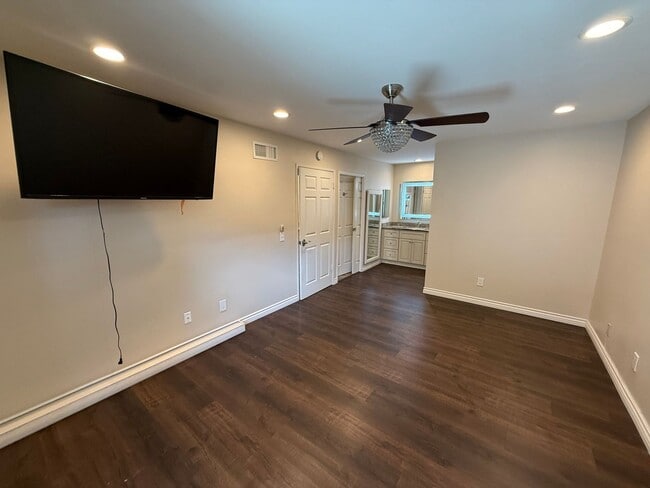 Building Photo - Spacious 3-Bed, 2-Bath End-Unit Townhome w...