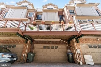 Building Photo - 727 N Vermont St