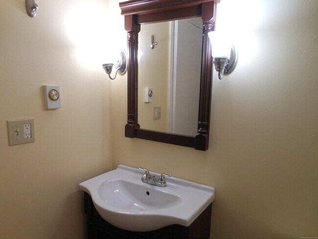 Building Photo - 646 Howe Ave